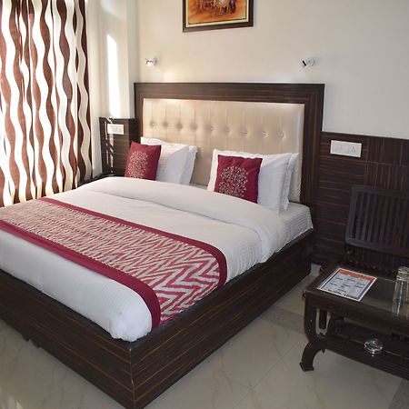 Oyo 10322 Hotel Raja Palace Dharamshala Bagian luar foto