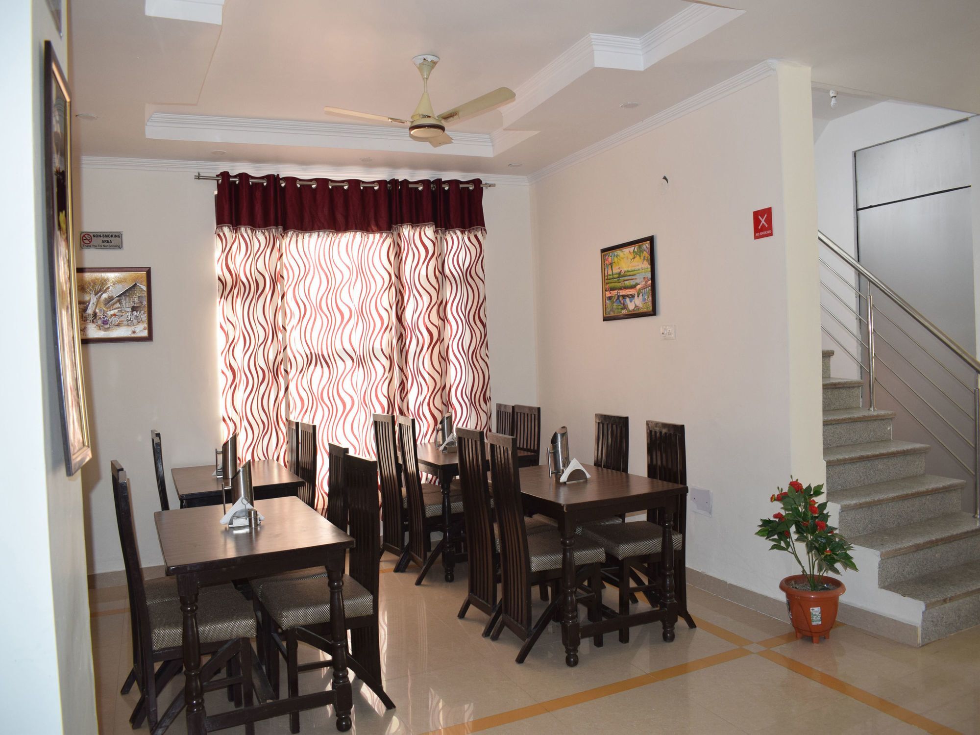Oyo 10322 Hotel Raja Palace Dharamshala Bagian luar foto